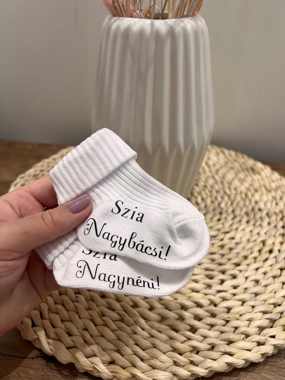 Bababejelentő zokni fekete felirattal.