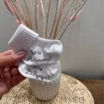 Bababejelentő zokni fekete felirattal. Dédimamáknak ajándék.