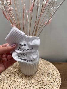 Bababejelentő zokni fekete felirattal. Dédimamáknak ajándék.