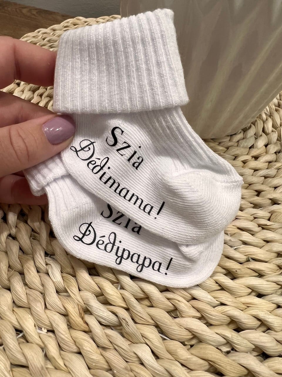 Bababejelentő zokni fekete felirattal.
