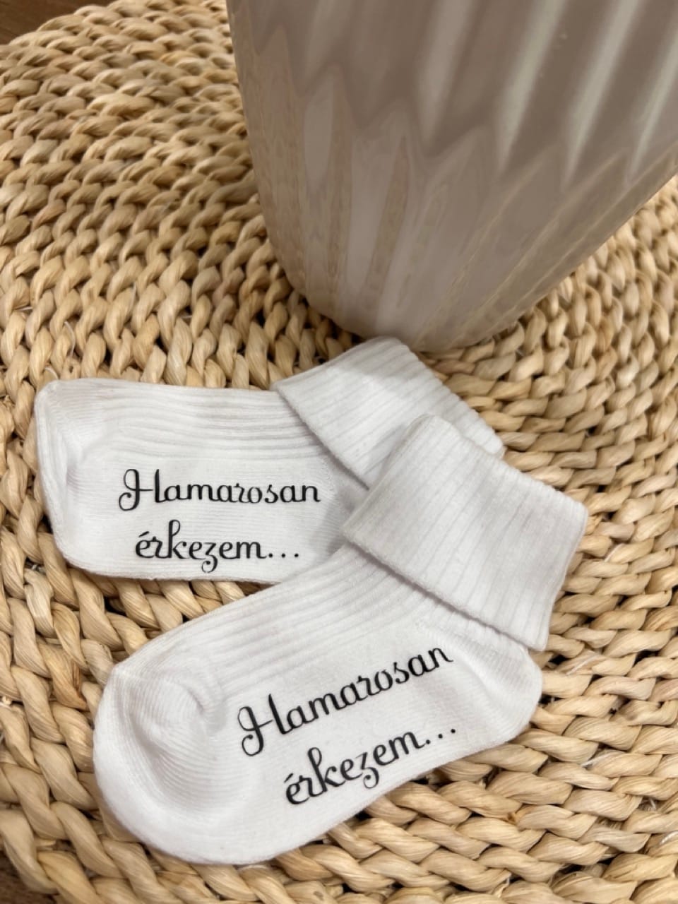 Bababejelentő zokni fekete felirattal.