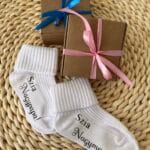 Bababejelentő zokni díszcsomagolásban.