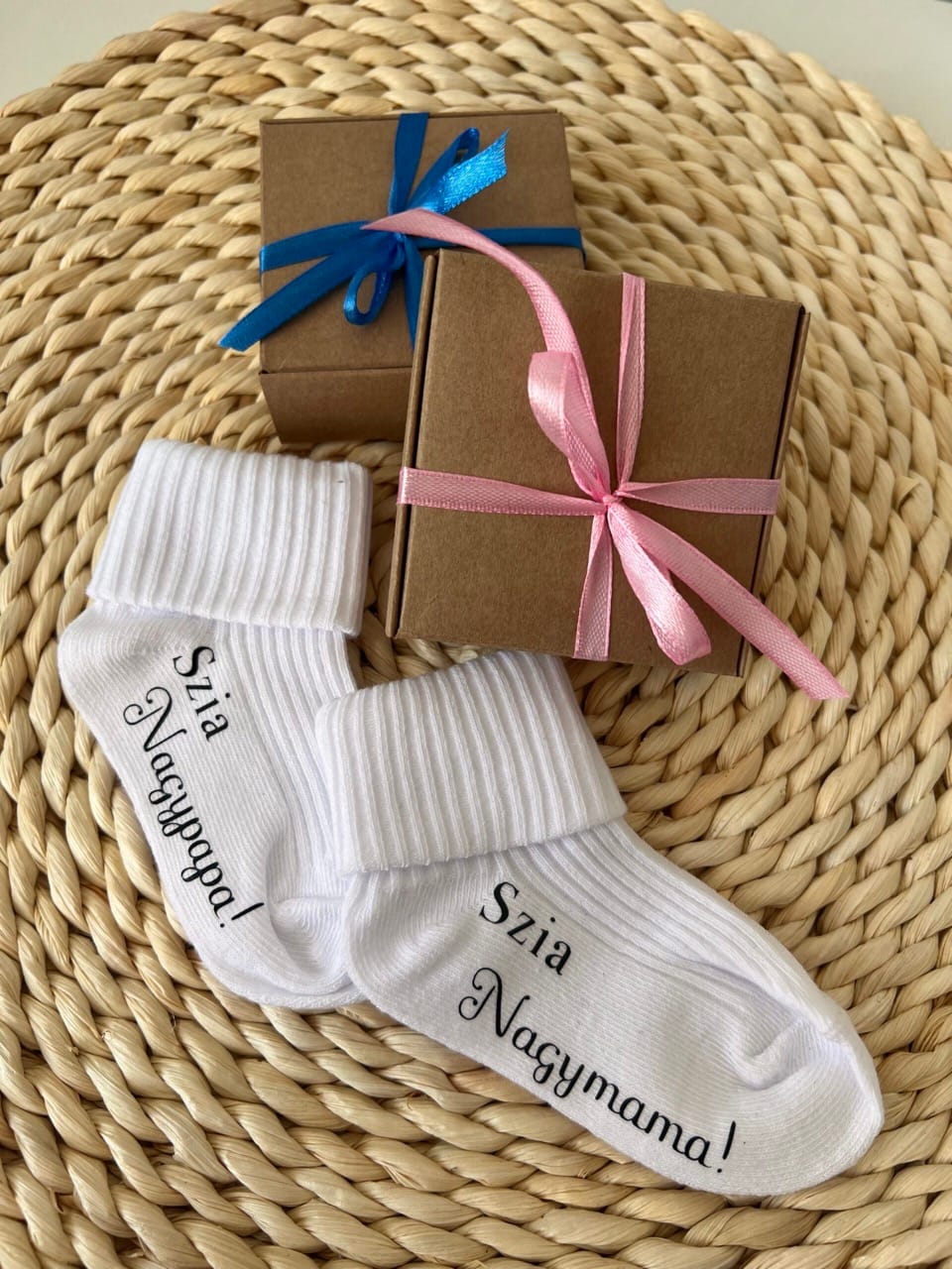 Bababejelentő zokni díszcsomagolásban.