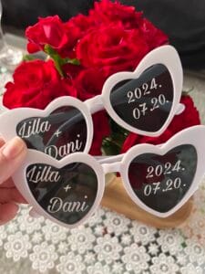 esküvői Party szemüveg a párok nevével és az esküvő dátumával.