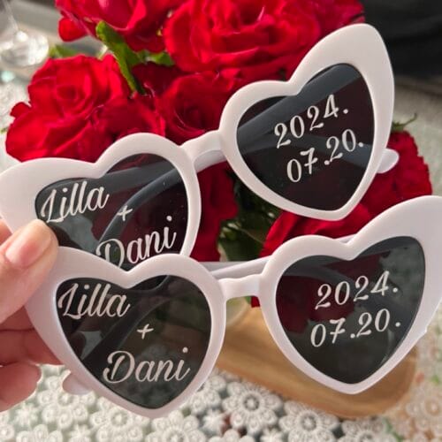 esküvői Party szemüveg a párok nevével és az esküvő dátumával.