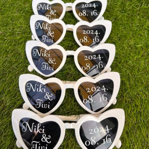 esküvői Party szemüveg a párok nevével és az esküvő dátumával.