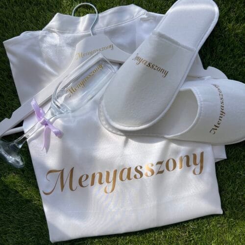 Menyasszonyi készülődős box a nagy napra. Köntös, pezsgős pohár, papucs és vállfa a tökéletes kombináció.