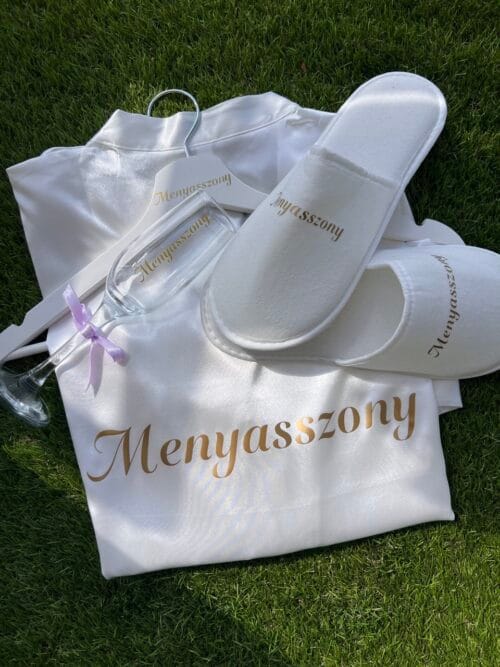 Menyasszonyi készülődős box a nagy napra. Köntös, pezsgős pohár, papucs és vállfa a tökéletes kombináció.