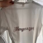 Menyasszonyi készülődős box a nagy napra. Köntös, pezsgős pohár, papucs és vállfa a tökéletes kombináció.