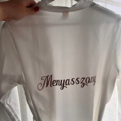 Menyasszonyi készülődős box a nagy napra. Köntös, pezsgős pohár, papucs és vállfa a tökéletes kombináció.