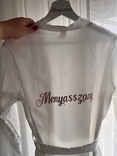 Menyasszonyi készülődős box a nagy napra. Köntös, pezsgős pohár, papucs és vállfa a tökéletes kombináció.