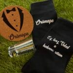 Örömapa feliratos zokni, pálinkás pohár és alátét