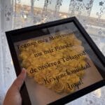 szülőköszöntő virágbox ajándék ami sárga rózsákból kirakott szív forma fekete keretben