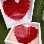 szülőköszöntő virágbox ajándék ami piros rózsákból kirakott szív forma fehér keretben