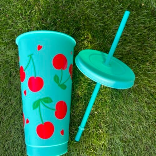 Cseresznyés szívószállas pohár tetővel, zöld színben. Tumbler