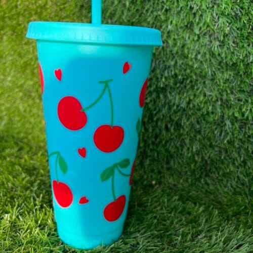 Cseresznyés szívószállas pohár tetővel, zöld színben. Tumbler