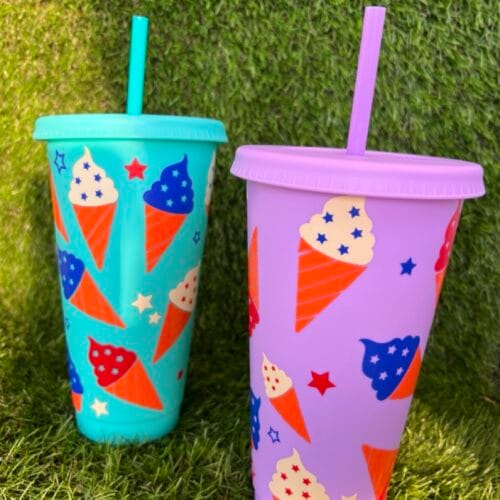 Fagyis szívószállas pohár tetővel két különböző színben. Tumbler