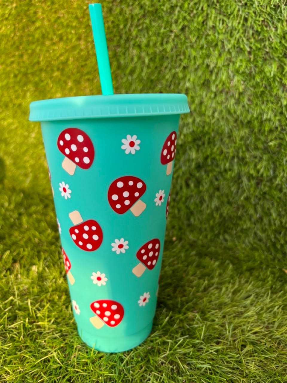 Gombás virágos szívószállas pohár tetővel, zöld színben. Tumbler