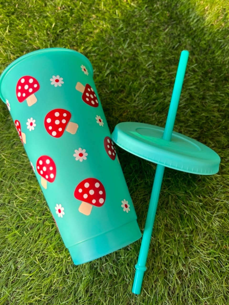 Gombás virágos szívószállas pohár tetővel, zöld színben. Tumbler