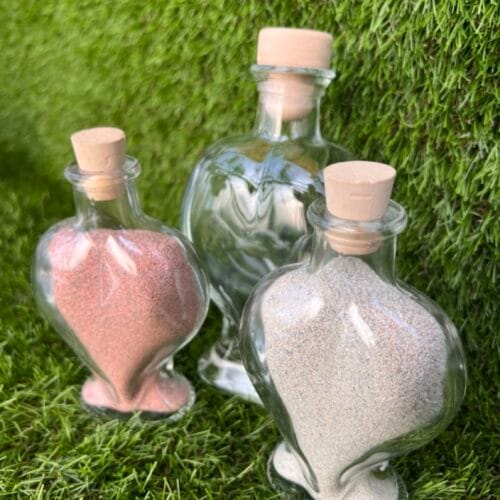 Homokceremónia, három üveg homokkal megtöltve.