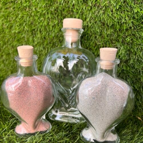 Homokceremónia, három üveg homokkal megtöltve.