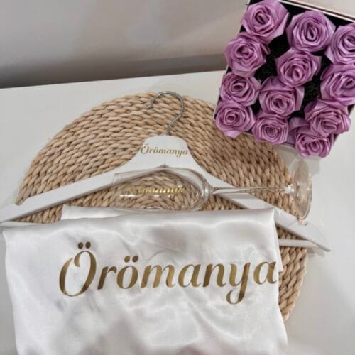 szatén köntös készülődéshez anyáknak, vállfával és pezsgőspohárraé