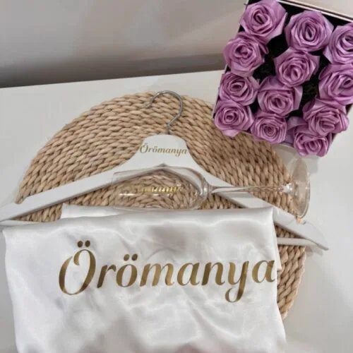 szatén köntös készülődéshez anyáknak, vállfával és pezsgőspohárraé