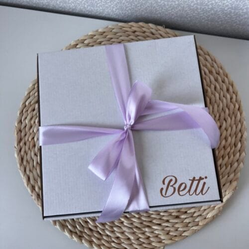 Díszcsomagolás a készülődős köntösökhöz.