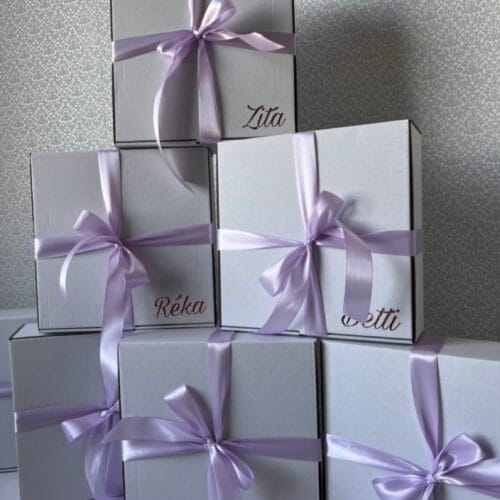 Díszcsomagolás a készülődős köntösökhöz.