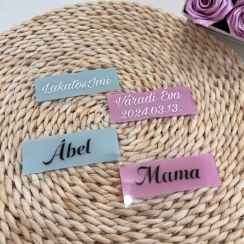 színes plexi lapok vezetéknév és keresztnévvel, plusz az esküvő dátuma