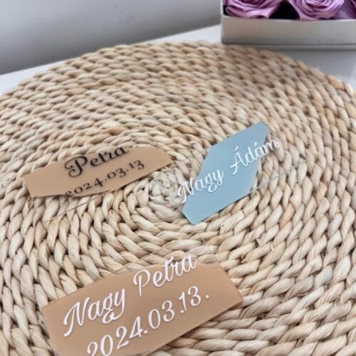 színes plexi lapok vezetéknév és keresztnévvel, plusz az esküvő dátuma