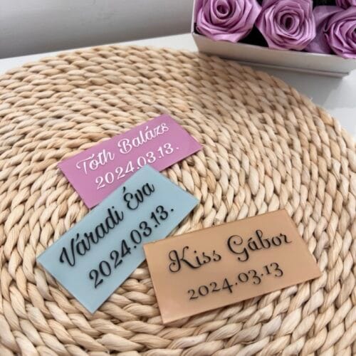 színes plexi lapok vezetéknév és keresztnévvel, plusz az esküvő dátuma