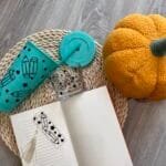 menta színű pohár szívószállal, üvegpohárral és könyvjelzővel ceruza mintával