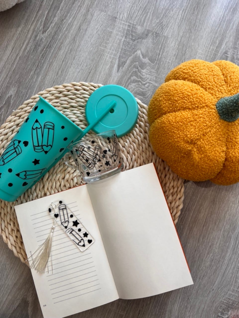 menta színű pohár szívószállal, üvegpohárral és könyvjelzővel ceruza mintával