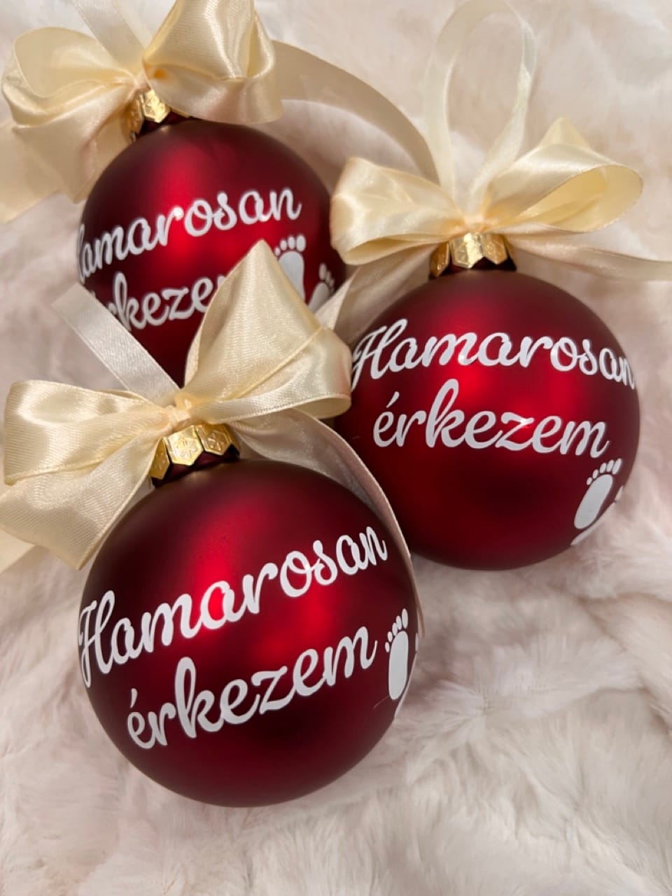 Egyedi piros üvegből készült 8 cm-es neves karácsonyfadíszek