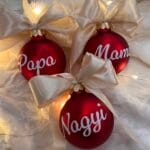 Egyedi piros üvegből készült 6 cm-es neves karácsonyfadíszek