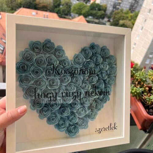 kék színű pappírvirágból készített virágbox