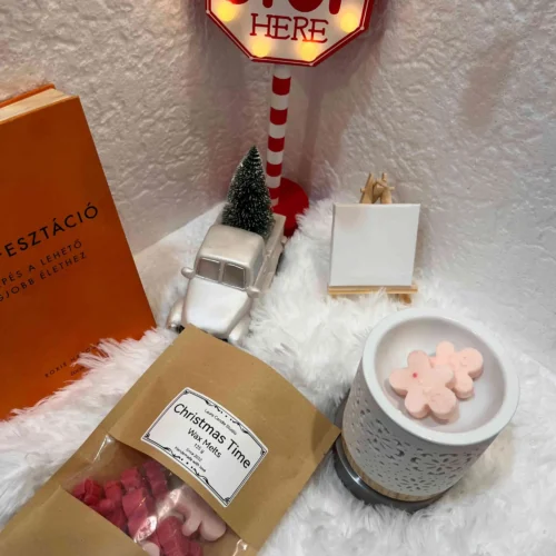 Szójaviasz kocka olvad a kerámia mécses olvasztóban, téli dekorációval és narancsos, cédrusos aromával. Környezetbarát és hosszantartó illatosítás