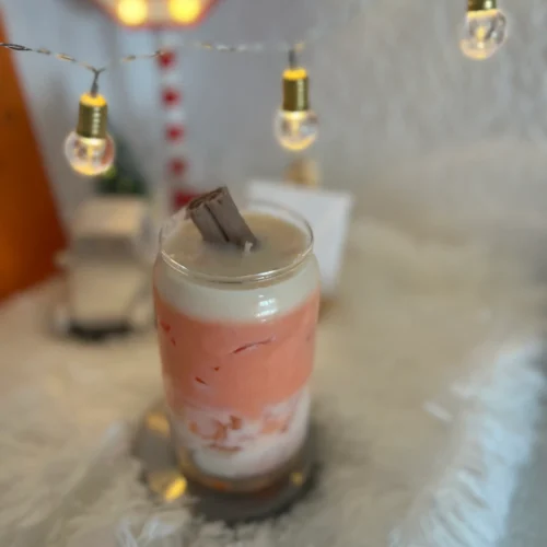 Szójaviasz gyertya tumblerben baked apple illattal rózsaszín fehér színvilágban