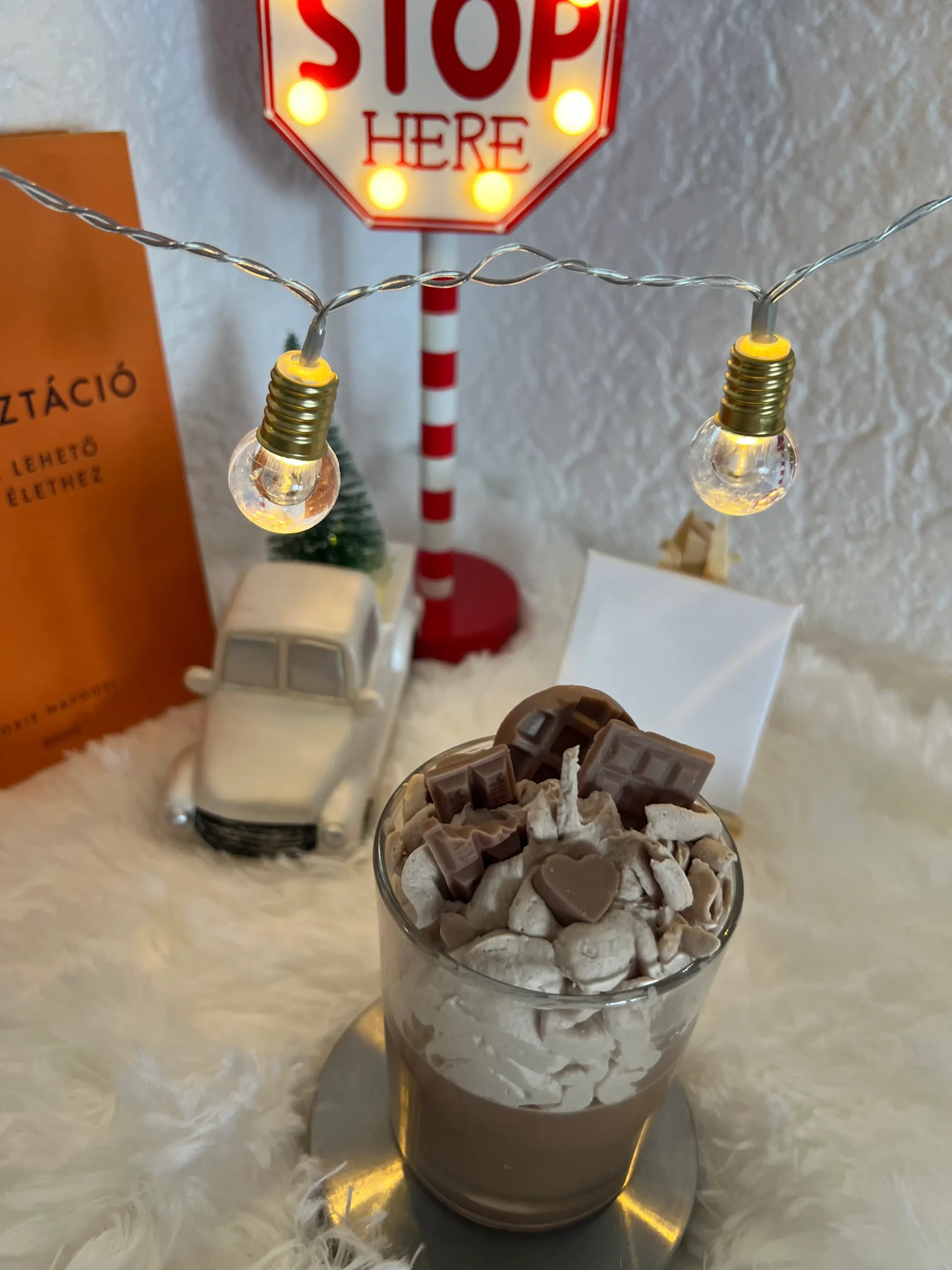 chocolate-cookies-rich-chocolate-illatu-desszert-gyertya barna csokis alapon fehér hab rajta cskidarabok