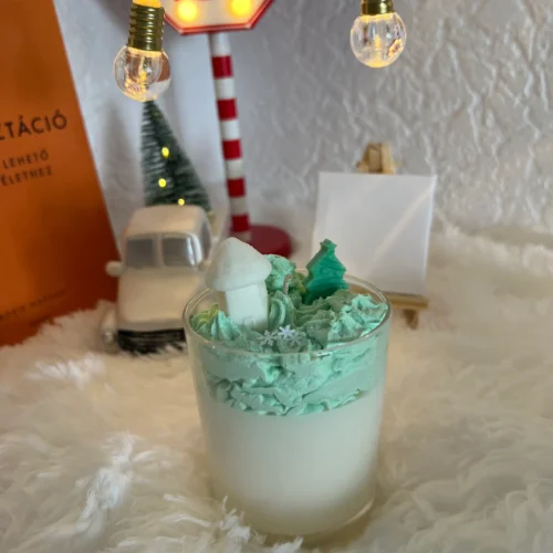 home-sicilian-lemon desszert gyertya fehér alapon zöld habbal és egy fehéz házikóval és fenyőfával