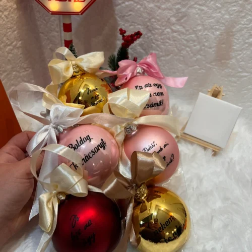 karácsonyi-gömbök-feliratos