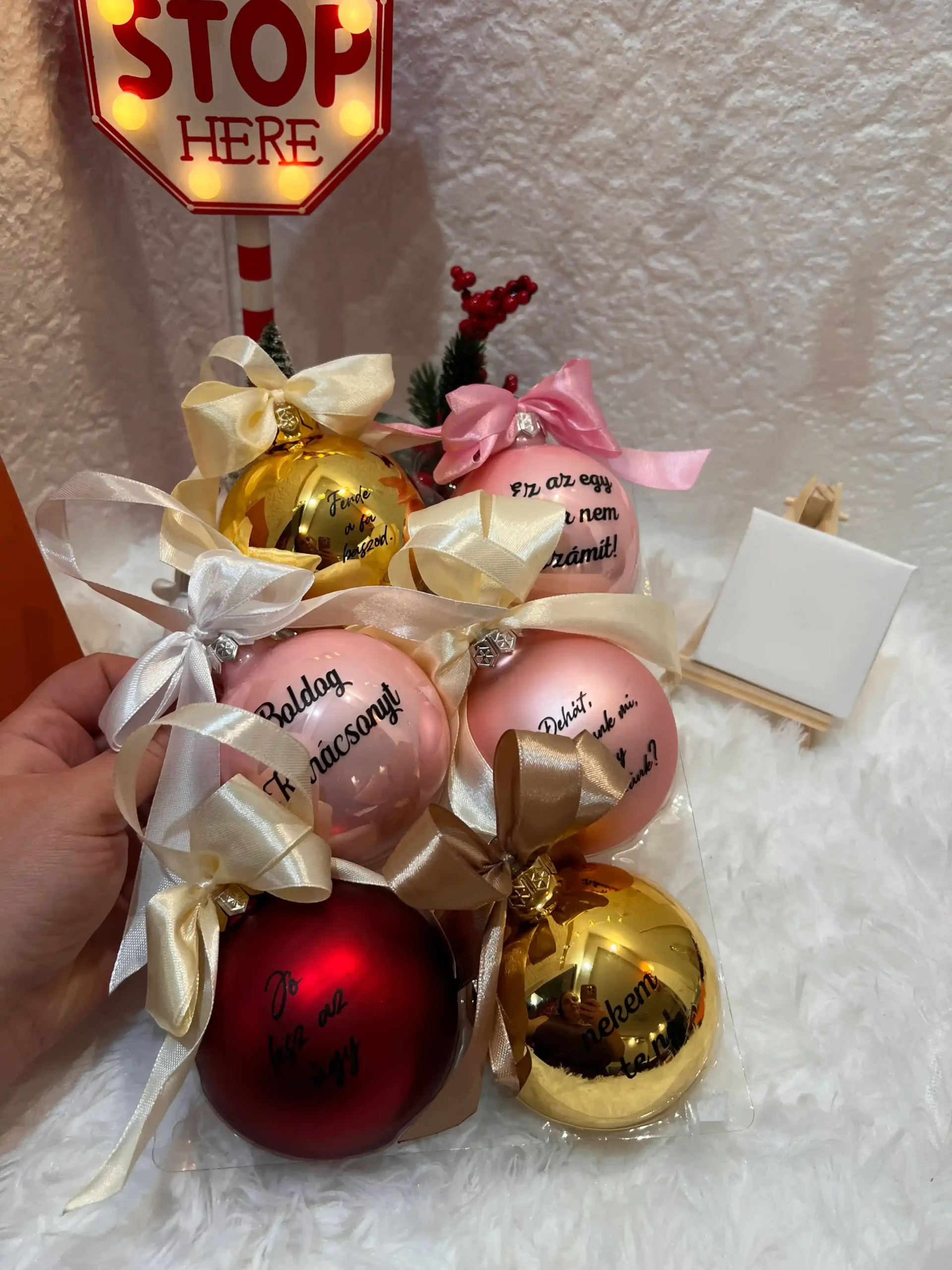 karácsonyi-gömbök-feliratos