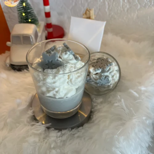 winter-evening-christmas-forest-illatu-desszert-gyertya-felülnézetben Szürke alap fehér habbal és hópehellyel