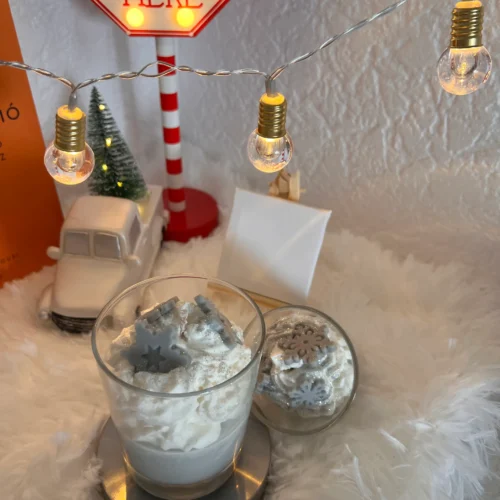 winter-evening-christmas-forest-illatu-desszert-gyertya-oldalnézetben Szürke alap fehér habbal és hópehellyel