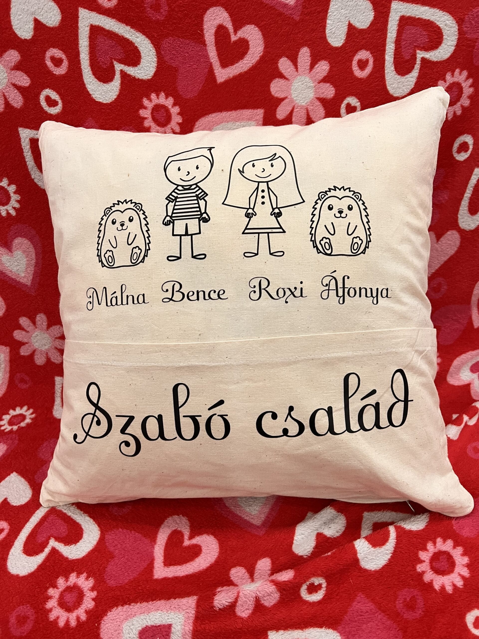 Családi párna egyedi nevekkel