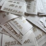 Esküvői napszemüveg matrica fehér felirattal és nevekkel
