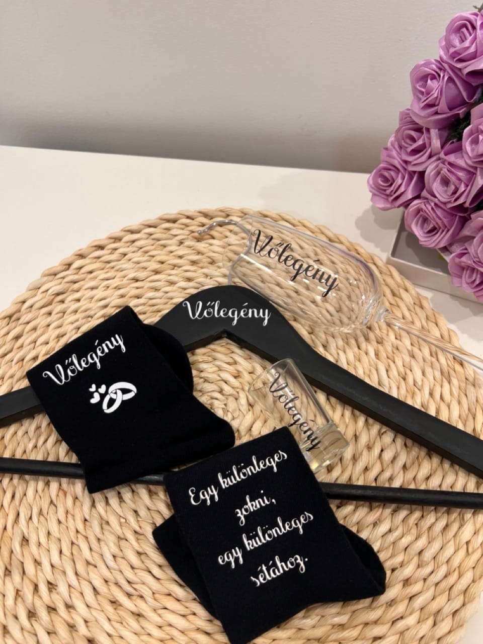 Vőlegény készülődő box pezsgős és pálinkás pohárral, vállfával és zoknival